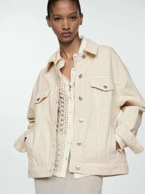 Oversize Denim Jacket. Mango MNG beige